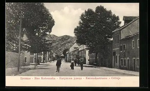 AK Cetinje / Cettigne, Katunskastrasse, Spaziergänger
