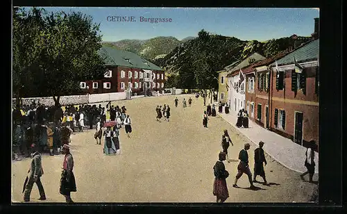 AK Cetinje, Burggasse mit Passanten