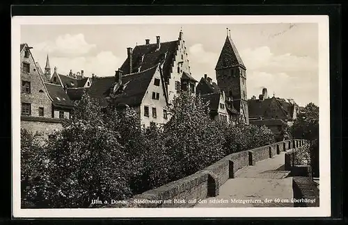 AK Ulm a. Donau, Stadtmauer mit Blick auf den schiefen Metzgerturm der 60 Zentimeter überhängt