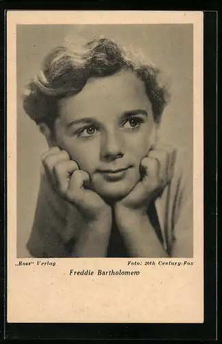 AK Schauspielerin Freddie Bartholomero mit aufgestütztem Kinn