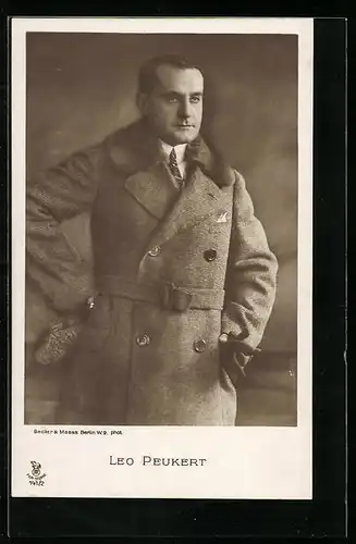 AK Schauspieler Leo Peukert im Mantel und ernsten Blick porträtiert