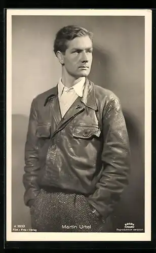 AK Schauspieler Martin Urtel in Hemd und Lederjacke