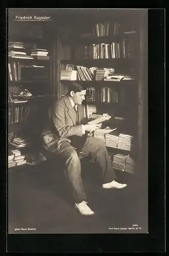 AK Schauspieler Friedrich Kayssler, lesend vor Bücherregal