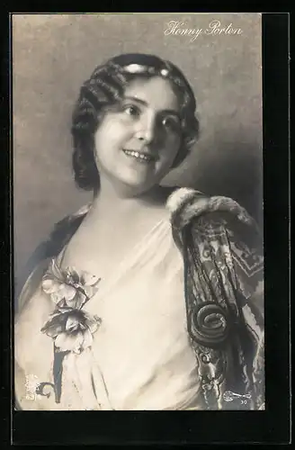 AK Schauspielerin Henny Porten lächelnd mit Diadem und Blütenschmuck