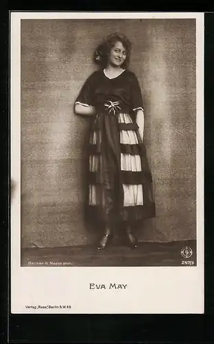 AK Schauspielerin Eva May im hübschen Kleid