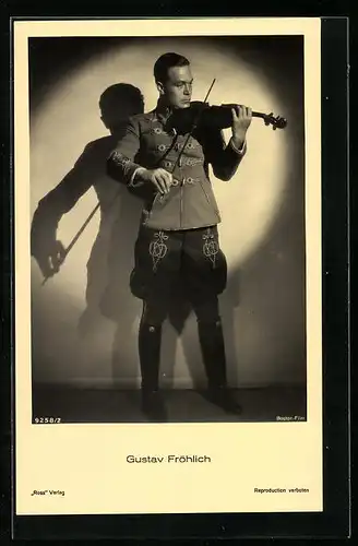 AK Schauspieler Gustav Fröhlich im Filmkostüm Geige spielend