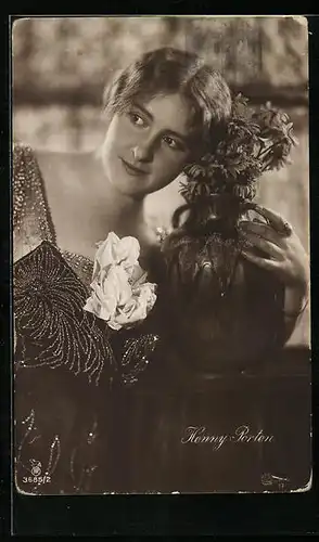 AK Schauspielerin Henny Porten mit Blumenvase