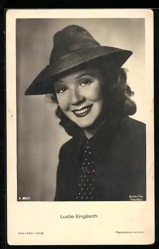 AK Schauspielerin Lucie Englisch in einem schwarzen Anzug