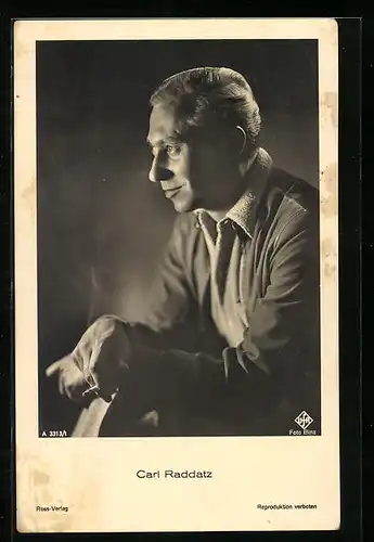 AK Schauspieler Carl Raddatz, im Seitenprofil, lächelnd mit Zigarette in der Hand