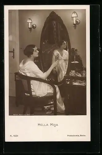 AK Schauspielerin Hella Moja vor dem Spiegel