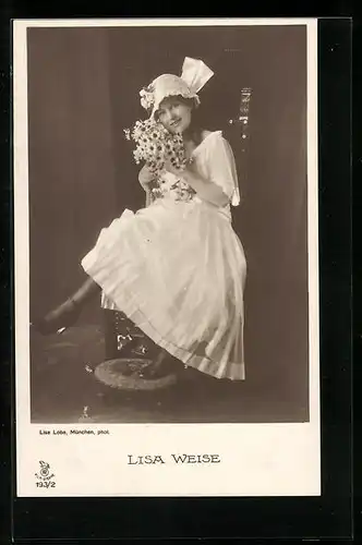 AK Schauspielerin Lisa Weise mit Blumenstrauss