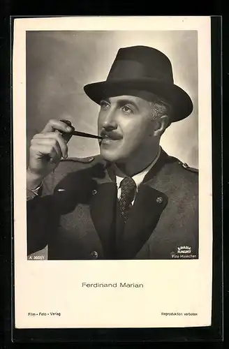 AK Schauspieler Ferdinand Marian mit Hut und Pfeife rauchend