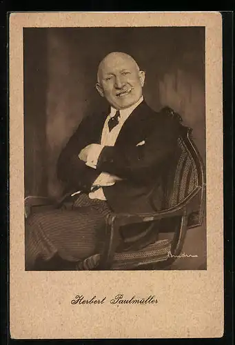AK Schauspieler Herbert Paulmüller mit Zigarette im Stuhl