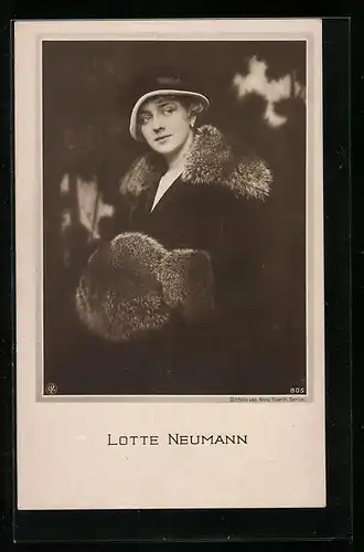 AK Schauspieler Lotte Neumann im Pelzmantel