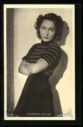 AK Schauspielerin Hannelore Schroth mit verschränkten Armen porträtiert