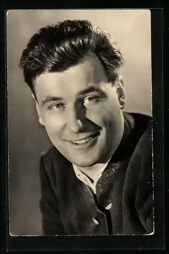 AK Schauspieler Ferdinand Anton mit einem Lächeln