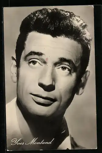 AK Schauspieler Yves Montand mit ernstem Blick