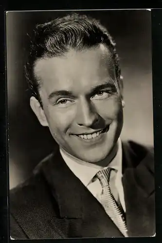 AK Schauspieler Horst Neumann mit einem charismatischen Lächeln