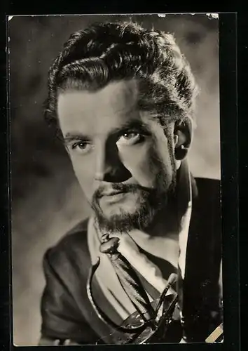 AK Schauspieler Hans-Rüdiger Renn mit einem Säbel in der Hand