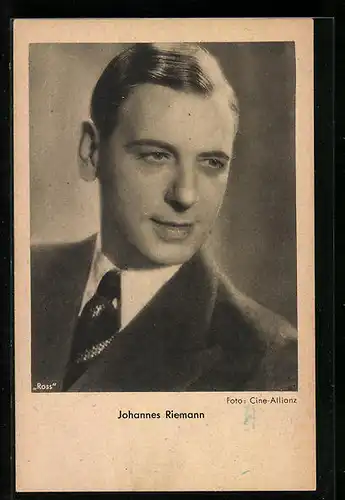 AK Schauspieler Johannes Riemann lächelt leicht