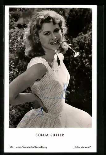 AK Schauspielerin Sonja Sutter im weissen Pünktchenkleid, Autograph