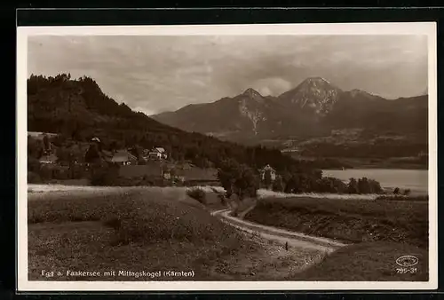 AK Egg a. Faakersee, Strasse zum See mit Blick auf den Mittagskogel