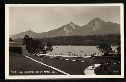 AK Faakersee, Inselstrandbad mit Badegästen und Mittagskogel