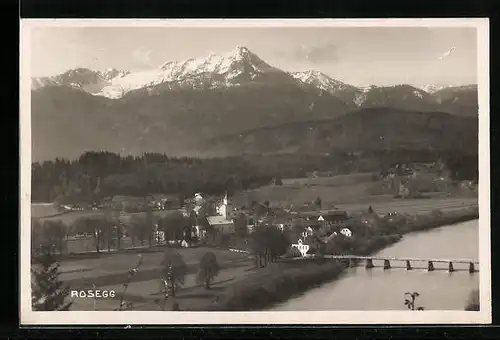 AK Rosegg, Ortsansicht mit Kirche, Fluss und Berglandschaft