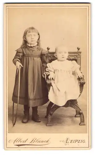 Fotografie Albert Blanck, Leipzig, Windmühlen-Str. 42, Mädchen mit Spielreif und jüngerem Geschwisterchen