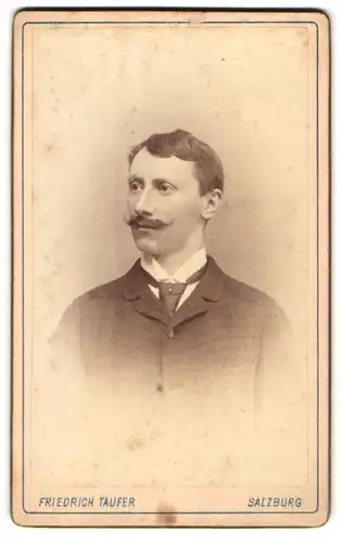 Fotografie Friedrich Taufer, Salzburg, Schallmooser Hauptstr. 4, Herr im Anzug mit Schnurrbart