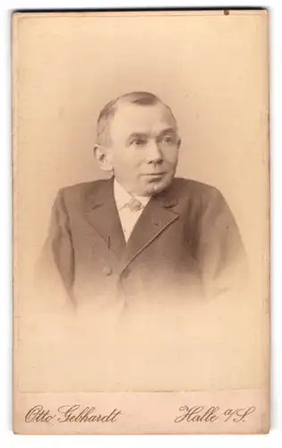 Fotografie Otto Gebhardt, Halle a. S., Gr. Ullrichstr. 11, Älterer Herr im Anzug