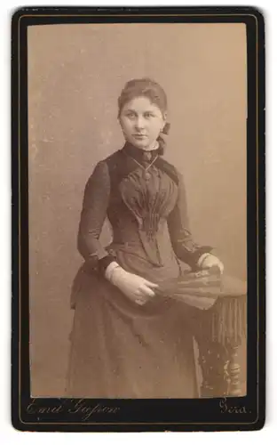 Fotografie Emil Giessow, Gera, Adelheid-Str. 1, Hübsche junge Frau mit stark tailliertem Kleid und Fächer