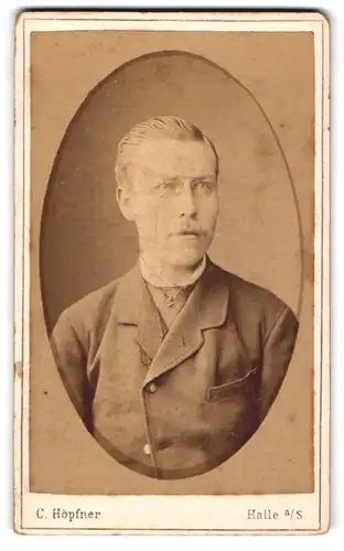 Fotografie C. Höpfner, Halle A. S., 13. Poststrasse 13, bürgerlicher Herr mit Zwicker und zurückgegeltem Haar