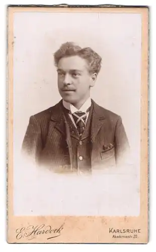 Fotografie E. Hardock, Karlsruhe, Akademiestr.20, bürgerlicher Mann im Anzug und Krawatte