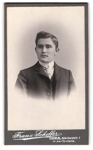 Fotografie Franz Scheffer, Gera, Adelheidstr.1 in der Tonhalle, Portrait bürgerlicher Mann mit moderner Frisur