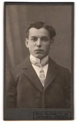 Fotografie Wilh. Klanneitz Jr., Dorsten i.W., junger Mann im Anzug mit schmaler Krawatte