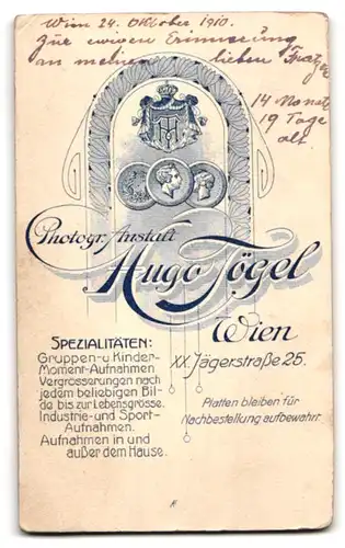 Fotografie Hugo Tögel, Wien, Jägerstrasse 25, niedliches Kleinkind mit weissem Kleidchen und Schleife im Haar