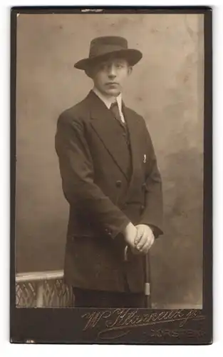 Fotografie W. Klanneitz jr., Dorsten, junger Mann im Anzug mit Hut und Gehstock