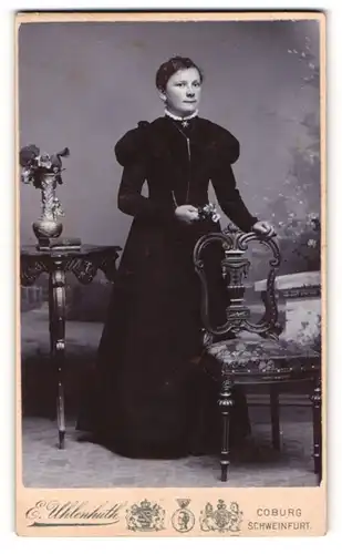 Fotografie E. Uhlenhut, Coburg, am Albertplatz, junge Frau in hochgeschlossenem, schwarzem Kleid