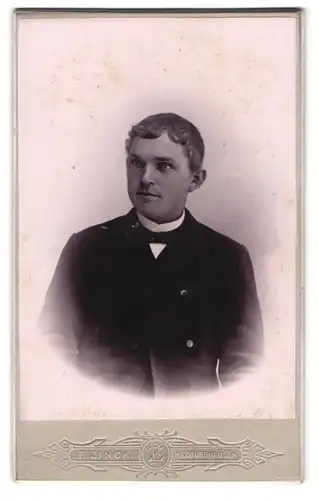 Fotografie F. Zinck, Hildburghausen, Portrait bürgerlicher Mann in kariertem Anzug