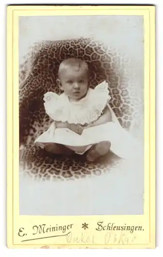 Fotografie E. Meininger, Schleusingen, niedliches Kleinkind in weissem Kleidchen mit grossem Spitzenkragen