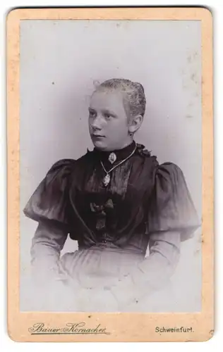Fotografie Bauer-Kornacher, Schweinfurt, Hellersgasse 9, Portrait junge Frau in taillertem schwarzen Kleid mit Kette