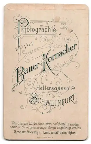 Fotografie Bauer-Kornacher, Schweinfurt, Hellersgasse 9, Portrait junge Frau in taillertem schwarzen Kleid mit Kette