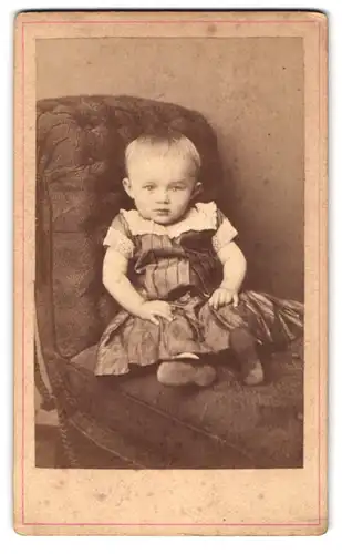 Fotografie Emil Meininger, Schleusingen, süsses Kind im Seidenkleidchen sitzend