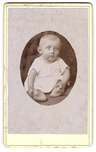 Fotografie Emil Meininger, Schleusingen, niedliches Kleinkind im weissen Spitzenkleid