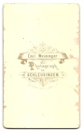 Fotografie Emil Meininger, Schleusingen, niedliches Kleinkind im weissen Spitzenkleid