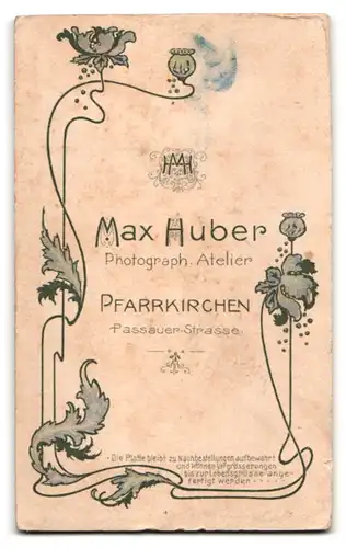 Fotografie Max Huber, Pfarrkirchen, Passauer-Strasse, süsses Kind mit weissem Sommerkleid in Fotostudio