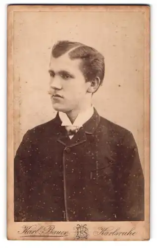 Fotografie Karl Bauer, Karlsruhe, Zähringer-Str. 41, junger Mann mit moderner Frisur