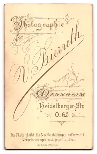 Fotografie V. Bierreth, Mannheim, Heidelbergerstr., junge Frau in enggeschnürtem kariertem Kleid