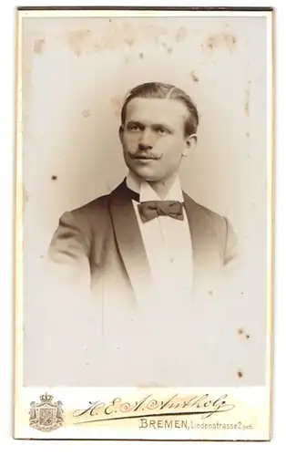 Fotografie H. E. A. Antholz, Bremen, Lindenstrasse 2, Eleganter junger Mann im Frack mit Schnurrbart